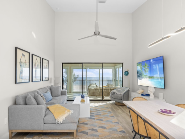 Intimate 4 unit beachfront complex